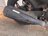 une moto garée sur le côté de la rue