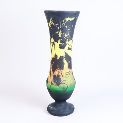 un vase posé sur une surface blanche