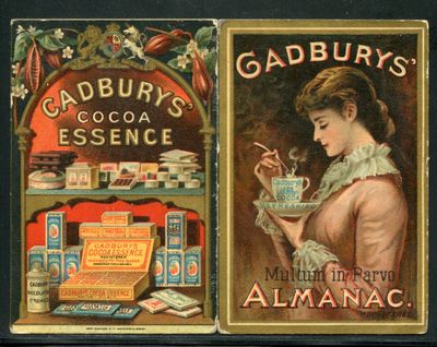 deux paquets de cigarettes exposés sur une étagère
