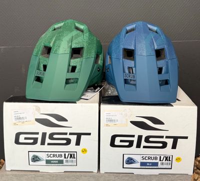 Deux casques sont posés sur une boîte, sur une table.