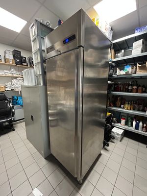 un grand réfrigérateur en acier inoxydable au milieu d'une cuisine