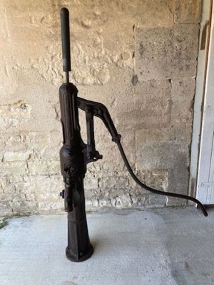 a rusted machine that is sitting on the ground
