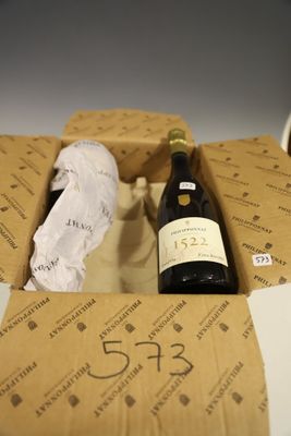 une bouteille de vin posée sur une table dans un coffret