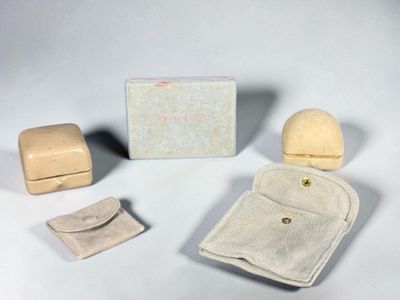une petite boîte contenant un étui et une paire de lunettes