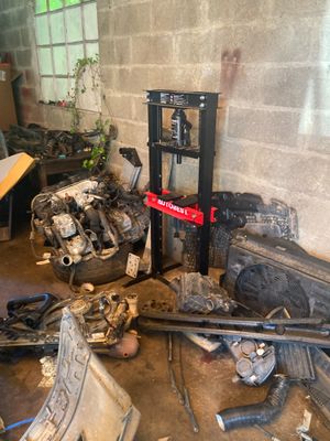 une photo d'un homme en train de travailler sur une voiture dans un garage