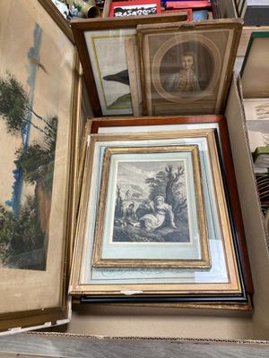 deux photos encadrées d'un homme et d'une femme sur une table