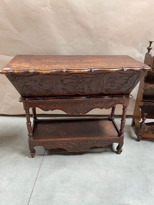 deux petites tables placées l'une à côté de l'autre