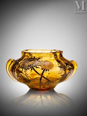 une image représentant un vase en verre jaune orné d'un motif d'oiseau