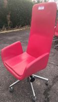 Fauteuil sur roulettes de marque Zanotta en cuir rouge, pièt… (photo 3)