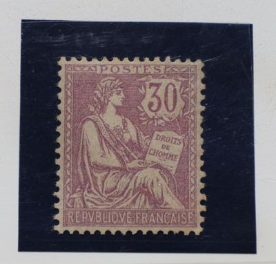 un timbre sur lequel figure l'image d'une femme assise