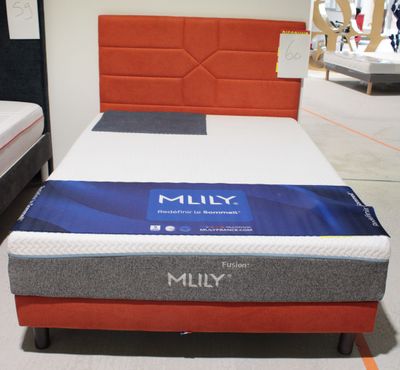 deux matelas exposés dans un magasin