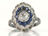 une image d'une bague en diamant et saphir sur fond blanc