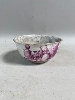 bol violet et blanc orné d'un motif floral