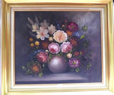 une peinture de fleurs dans un vase sur une table