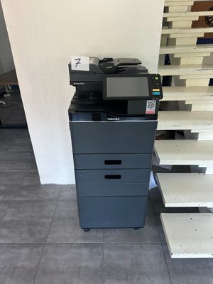 une imprimante placée au-dessus d'une armoire