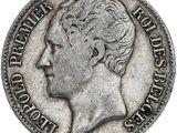 une pièce d'argent portant une tête de femme
