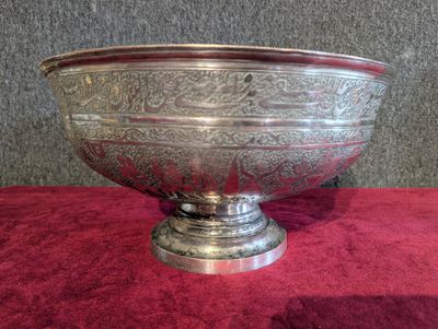 Coupe en métal finement gravé sur piédouche postérieur, Pers…