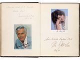 un livre ouvert avec la photo d'un homme et d'une femme
