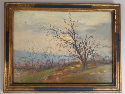 une peinture à l'huile représentant un arbre dans un champ, avec une maison au loin