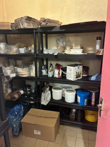 Trois étagères plastiques noir, cartonnage, cerclage inox pâtisse...