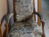 une chaise qui se trouve dans le coin d'une pièce