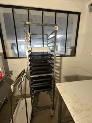 de nombreux plateaux de nourriture posés sur une étagère dans une cuisine