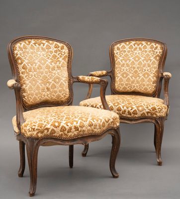 une paire de fauteuils de style Louis II