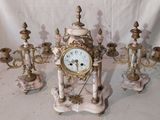 une horloge posée sur une table