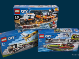 Trois véhicules Lego City se trouvent dans une boîte sur fond bleu