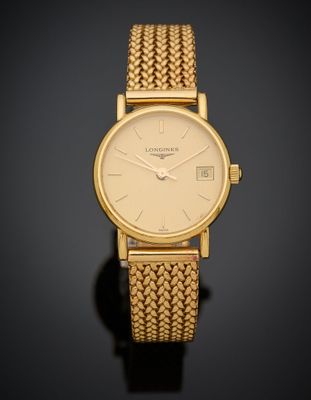une montre en or avec un cadran blanc et un bracelet en or