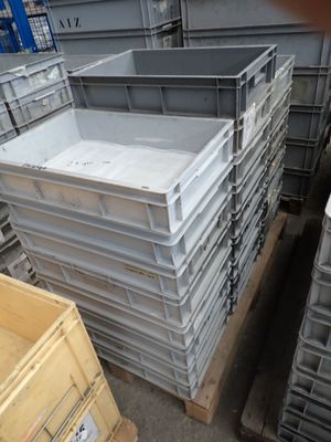 une pile de caisses posées sur une palette dans un entrepôt