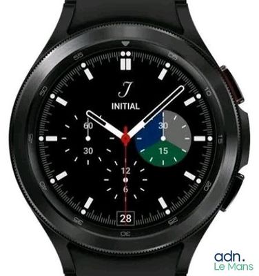 un gros plan d'une montre connectée au cadran noir