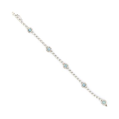un bracelet en or blanc serti de topazes bleues et de diamants