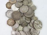 une pile de pièces de monnaie posée sur une surface blanche
