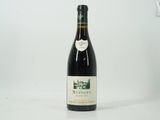 une bouteille de vin posée sur une table