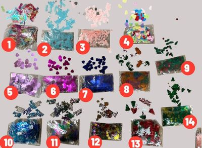 de nombreux types différents de confettis et de confettis disposés sur une table