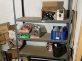 une étagère sur laquelle sont posés tout un tas d'objets