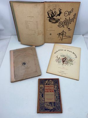 plusieurs livres sont posés sur une surface blanche avec un fond blanc