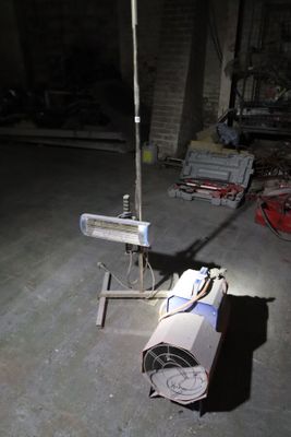 une lumière allumée dans une pièce équipée d'un ventilateur