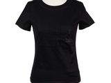 Le t-shirt noir est posé sur un mannequin.