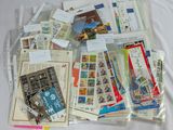 beaucoup de timbres et de cartes postales sur la table