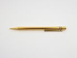 un stylo doré sur un fond blanc