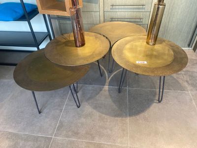 4 tables enchâssées métal beige, piefs fer (modèle d'exposit…