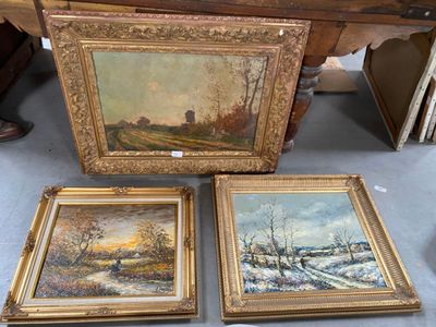 trois tableaux encadrés représentant un paysage hivernal, exposés sur une table