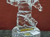 une figurine en verre représentant un homme sur un socle