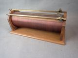 une petite machine posée sur un socle en bois