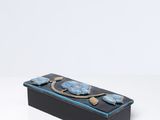 un gros plan d'une boîte sur laquelle est posée une montre