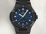 une photo d'une montre noire avec un cadran bleu