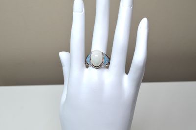 Une bague en argent, à décor émaillé, sertie au centre d'une…