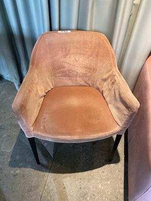 2 Chaises 200 en velours rose. 60x57x79 cm (modèle d'exposit…